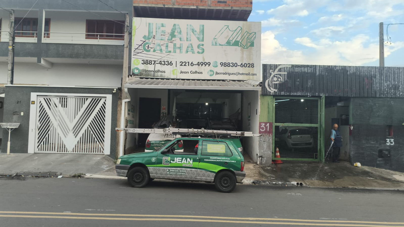 Fachada e veículo de atendimento da Jean Calhas