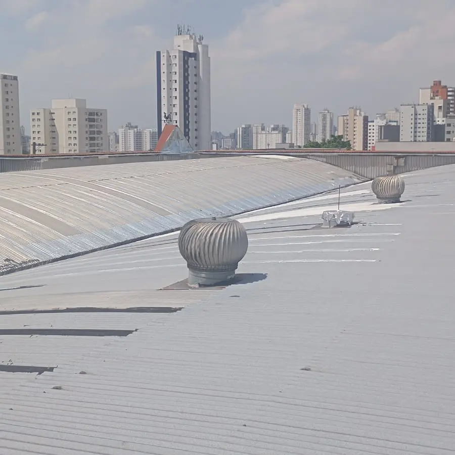 Exaustores eólicos instalados em cobertura metálica